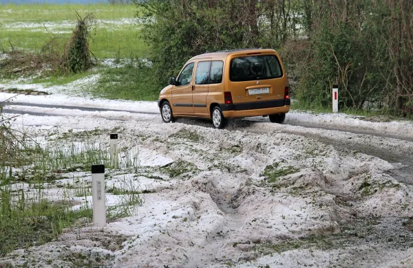 Na nekaterih mestih je bilo toče na cesti toliko, da so jo morali 
plužiti. 
