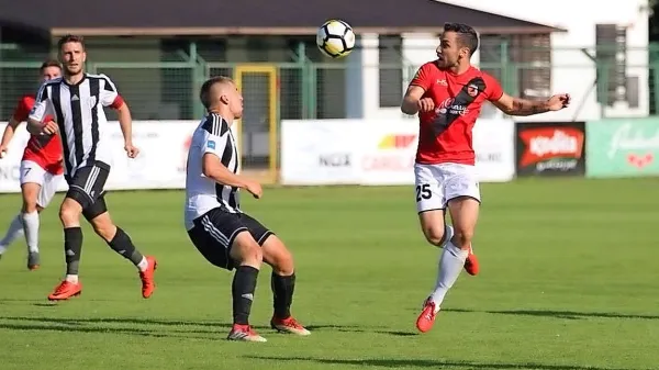 Mura je slavila v Fazaneriji, priložnosti pa so imeli tudi Sežanci. 
Dino Stančič (desno) je med drugim zadel prečnik.