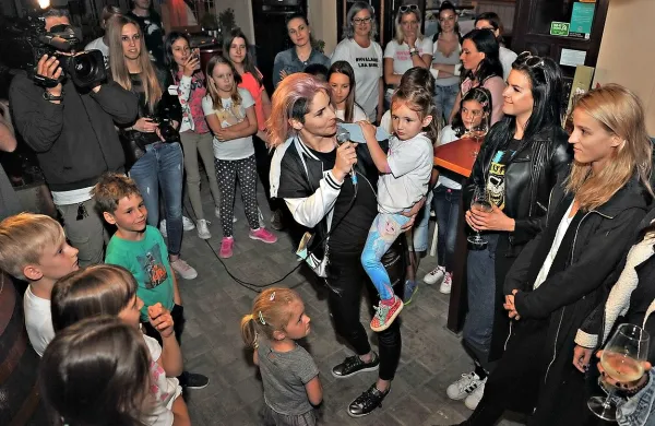 S hčerko v naročju, utrujena, a prijazna do svojih podpornikov.