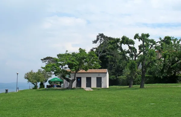 Za čistočo javnih sanitarij na Svetilniku bodo v letošnjem poletju 
skrbeli ves čas prisotni čistilci.
