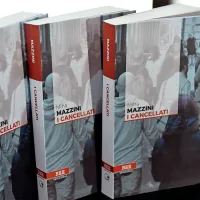 Mazzinijev roman je v italijanščino prevedel Michele Obit. 