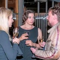 Medea Novak (v sredini), ki igra eno od strokovnih delavk, je po 
premieri kramljala s prijatelji.