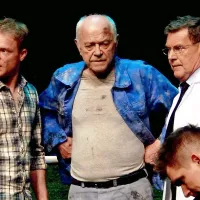 Bine Matoh (v sredini) te dni igra v koprsko-novogoriški uprizoritvi 
drame Za blagor vseh ljudi. 