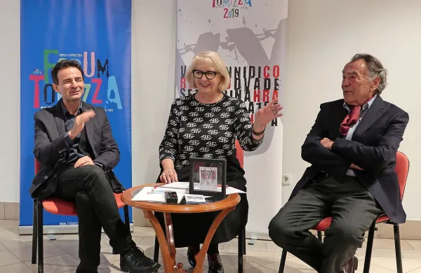 Program 19. Foruma Tomizza so včeraj v koprski palači  Gravisi, na sedežu Skupnosti Italijanov 
Santorio Santorio,  predstavili (z leve) Devana Jovan, Neven Ušumović in Irena Urbič.