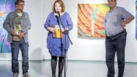 Razstavo so odprli (z leve) slikar  Silvester Plotajs  Sicoe, direktorica 
Kulturnega doma Nova Gorica Pavla Jarc in likovni kritik Brane 
Kovič.  