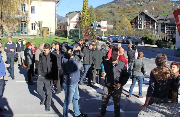 Kljub več deset Cerkljanom in novinarjem, ki so 30. oktobra lani 
spremljali skupščino Certe Holding, domnevne parkiriščne 
skupščine ni videl nihče.