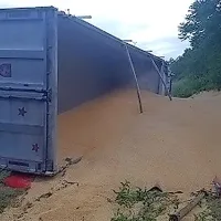 Prevrnjen tovornjak in ječmen zaprla uvoz na avtocesto