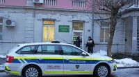 Februarja je obtoženi  počakal, da so zadnje stranke zapustile 
hranilnico, nato pa s pištolo (kasneje se je izkazalo, da je bila 
plastična) zagrozil zaposlenima. 