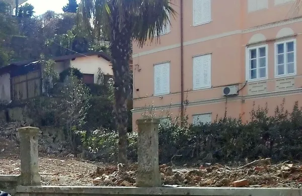 Družba Apart - hotel se je s prisilno poravnavo želela izogniti plačilu  stroškov rušenja nekdanje  vile 
Virginie, a ji ni uspelo. 