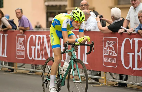 Matej Mohorič je zmagovalec 10. etape kolesarske dirke po 
Italiji.