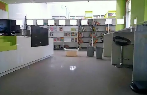 Voda je skozi zamašen odtok na strehi pronicala tudi v knjižnico v 
novozgrajenem prizidku.