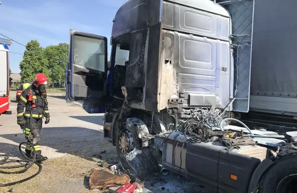 Požar je uničil kabino  in srednji del tovornega vozila.