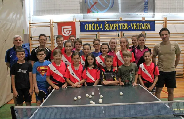  Danes pozno popoldne  se je na tekmovalni poti iz Saarbrückna v 
Hong  Kong v domači Novi Gorici za krajši odmor  ustavil namiznoteniški olimpijec Bojan Tokić.