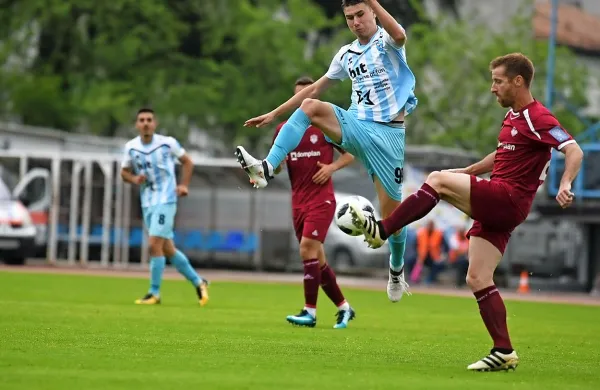 Semir Smajlagić (v ospredju v svetlejšem dresu) je sprožil edini 
nevarnejši strel v vrata Triglava, najbližje golu pa je bil poskus 
Marka Tešije (v ozadju). 