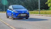 Yaris v modni črno-modri izvedbi