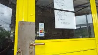 Na zaprtih vratih visita obvestili, da je trgovina zaprta in da pošta 
deluje v svojih starih prostorih. 