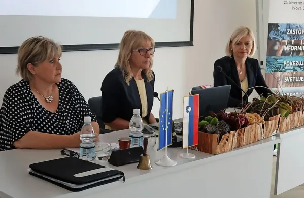 Poslovanje severnoprimorskega gospodarstva je nad državnim 
povprečjem, plače pa pod njim, so na novinarski konferenci 
povedale (z leve) direktorica Severno Primorske gospodarske 
zbornice Nevenka Volk Rožič, direktorica novogoriške izpostave 
Ajpesa Mara Kos Maver in direktorica Območne službe Zavoda za 
zaposlovanje Nova Gorica Vesna Petric Uran. 