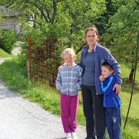  Jožica Vidmar Čuk s Cenetom in Hano ob pašniku.