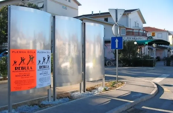 Zakon  opredeljuje, da je lokalna skupnost tista, ki določi brezplačna plakatna mesta in zagotovi enakopravnost pri njihovem 
nameščanju. 