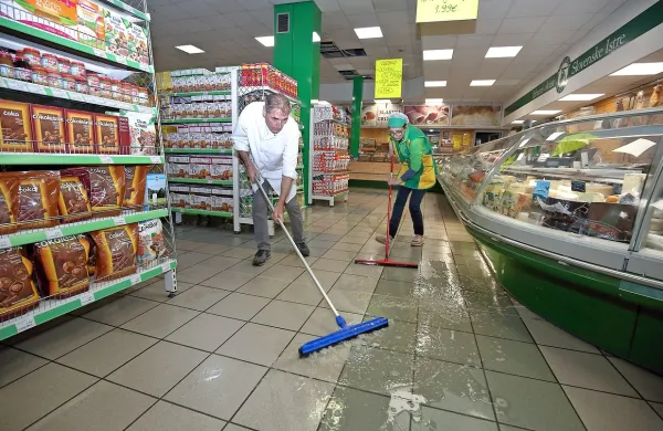 Med neurjem se je vsul strop v trgovinah Agrarie