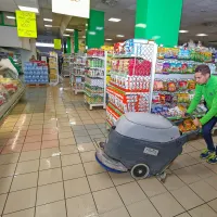 Med neurjem se je vsul strop v trgovinah Agrarie