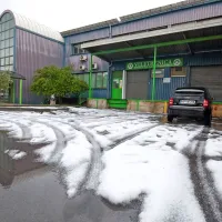 Med neurjem se je vsul strop v trgovinah Agrarie