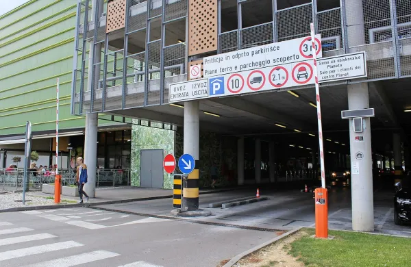 Za temi zapornicami na vhodu v garažno hišo postavljajo nove, da 
vozniki-obiskovalci nakupovalnega središča  ne bi obtičali na 
cesti.  