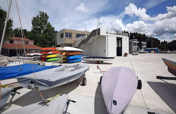  Novozgrajeni Dom vodnih športov bo preimenovan v  Jadralni 
center Portorož. 