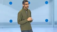 Direktor Googla Sundar Pichai med predstavitvijo storitve Google 
Duplex v kalifornijskem Palo Altu