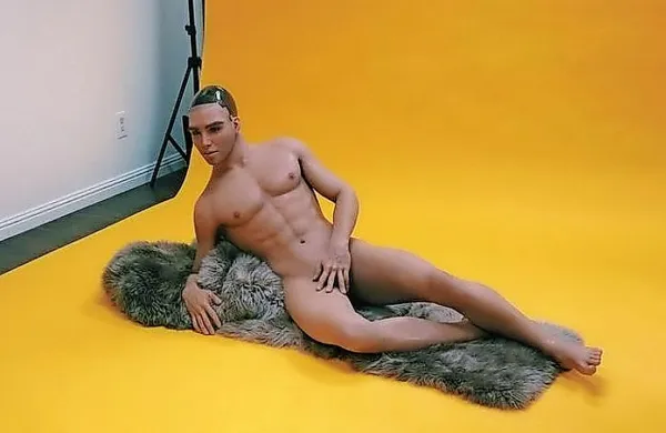 Henry med poziranjem fotografu