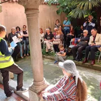 Pesnik na cesti - pravzaprav na dvorišču palače De Franceschi  