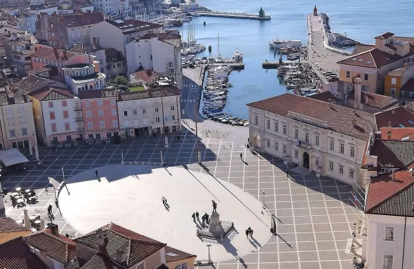 Piran je med turisti zelo priljubljen.