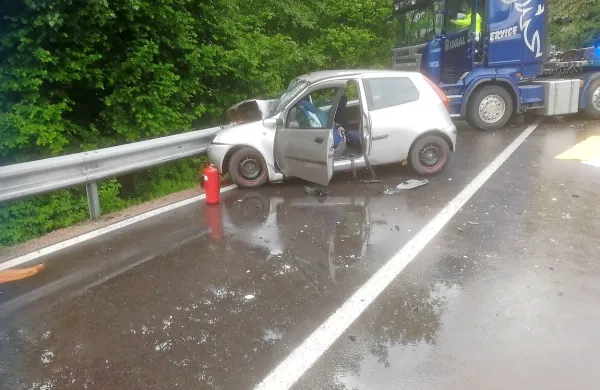 Ob 16.32 sta na regionalni cesti med Pivko in Ilirsko Bistrico pri naselju Smrje trčila osebno in tovorno vozilo.