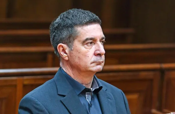 Časarjev odvetnik je ocenil, da dokazov za obsodbo njegovega 
varovanca ni, zato je predlagal sodišču, da ga oprosti.