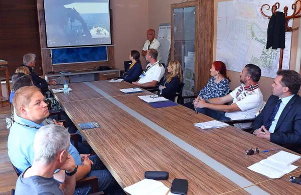 Količina plastičnih odpadkov v morju in na obali se postopno 
zmanjšuje. So pa obenem ti odpadki čedalje manjši, zato jih je vse 
težje detektirati in odstraniti, so ugotavljali udeleženci okrogle 
mize, ki so ji pripravili v okviru letošnje Internautice.
