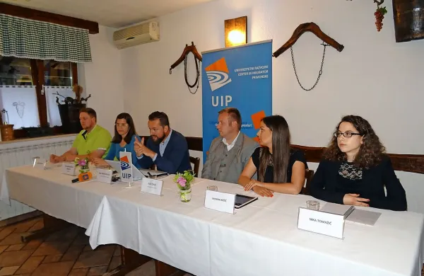Z leve: Simon Hrvatin,  Alenka Baruca Arbeiter,  Andrej Medved, 
Blaž Ćeklić, Monika Kršić in Nika Tomažič