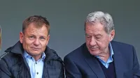 Med že rešen nepremičninski spor med  Francijem  Matozem (levo)  
in Milanom  Mandarićem se je vmešala koprska občina, zato je 
koprski odvetnik formalno še vedno lastnik zemljišč nad klifom v 
Žusterni. 