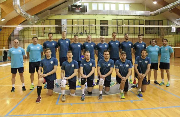 Slovenska moška odbojkarska reprezentanca, v  kateri so tudi 
štirje Primorci, bo danes  iz  pripravljalne baze v Kranjski Gori 
odpotovala na  začetek evropske lige na Nizozemsko. 