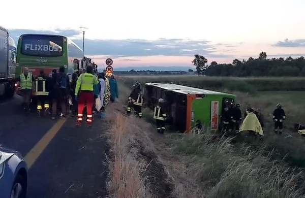 Avtobus zapeljal z avtoceste in se zvrnil na bok