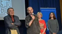 Stamen Milovanović (z mikrofonom) je nagrado prejel za zgodbo  Imenjaci (Soimenjaka).