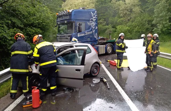 Prehiter voznik tovornjaka je včeraj povzročil novo smrtno žrtev na preobremenjenih cestah na 
Bistriškem.