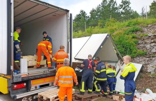 Gasilci so še do popoldneva raztovarjali tovor s prikolice poljskega tovornjaka.