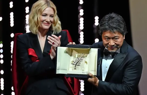 Nagrajeni režiser  Hirokazu Koreeda in predsednica žirije Cate 
Blanchett 