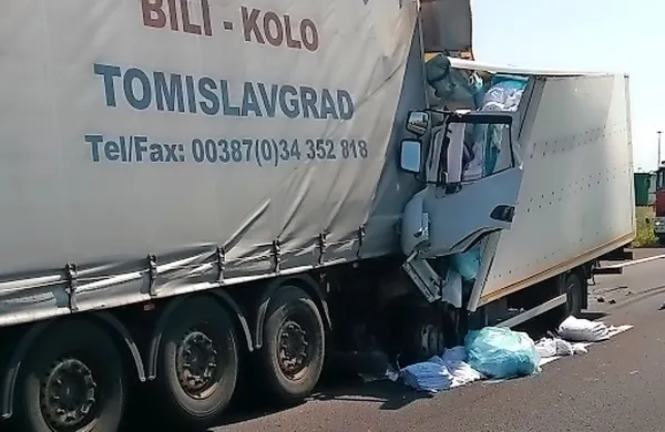 Danes ob 10.15 se je zgodila huda prometna nesreča na avtocesti 
A4 pri nakupovalnem središču Tiare v smeri Benetk. 