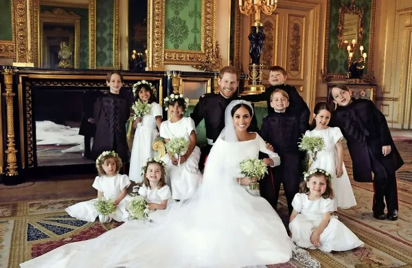 Kraljeva družina objavila prve uradne fotografije poroke Harryja in Meghan