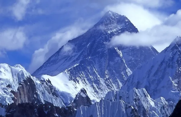 V letošnji plezalni sezoni, ki se je začela aprila, so med vzponom na 
Mount Everest  umrli trije ljudje.
