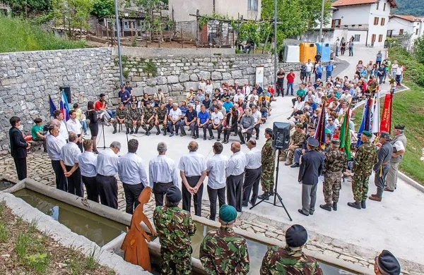 Ravnica je s pravcato preobrazbo območja starega zajetja pitne vode dobila tudi prostor za slavja. 