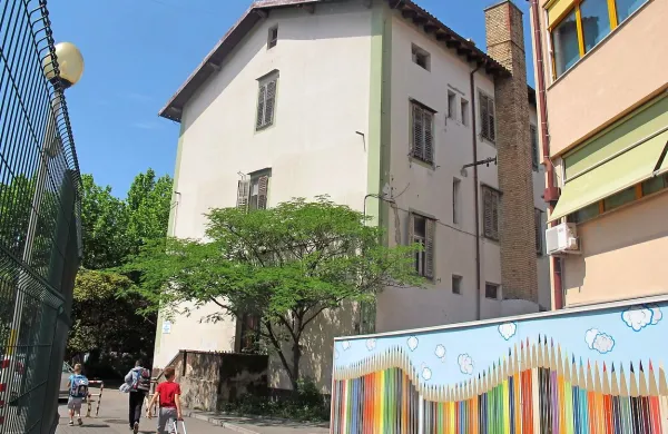 Nekdanji vrtec je že 12 let zapuščen, obnova pa naj bi trajala 
poldrugo leto. V stavbi bodo pisarne in tudi restavracija z vrtom.