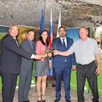 Župani Mauricij Humar, Matej Arčon, Tadej Beočanin in Ivan 
Princes so izjemnemu uspehu destinacije Vipavska dolina nazdravili v družbi Rebeke Kumer Bizjak iz STO.