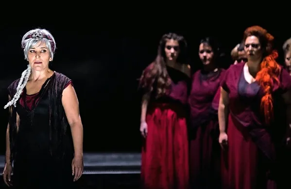 Marjuta Slamič (levo) je v novogoriški uprizoritvi Evripidove  tragedije Trojanke upodobila kraljico Hekabo.  